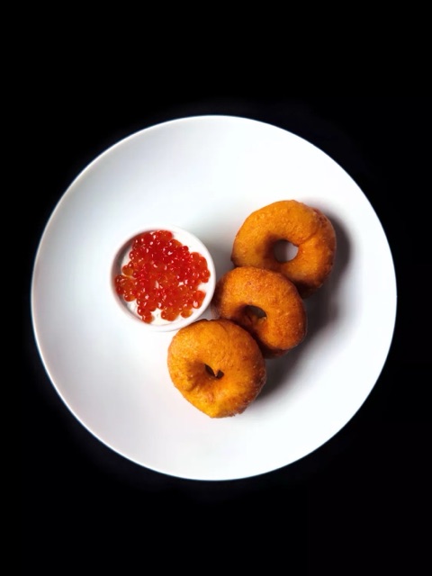 Картофельные пончики, икра и сметана с зеленью