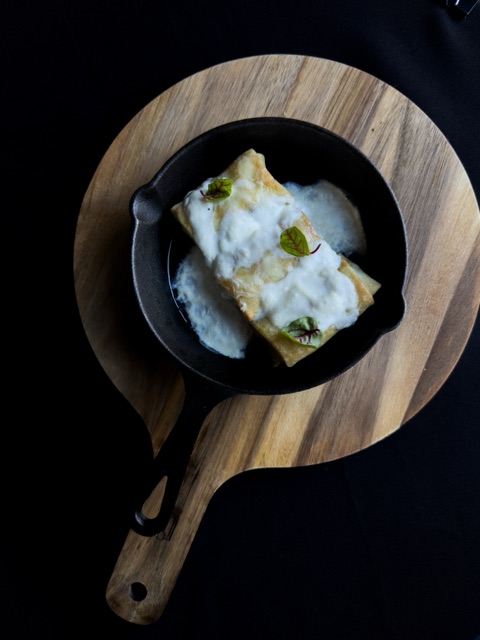 Запеченные блины с говяжьей грудинкой, грибами, страчателла