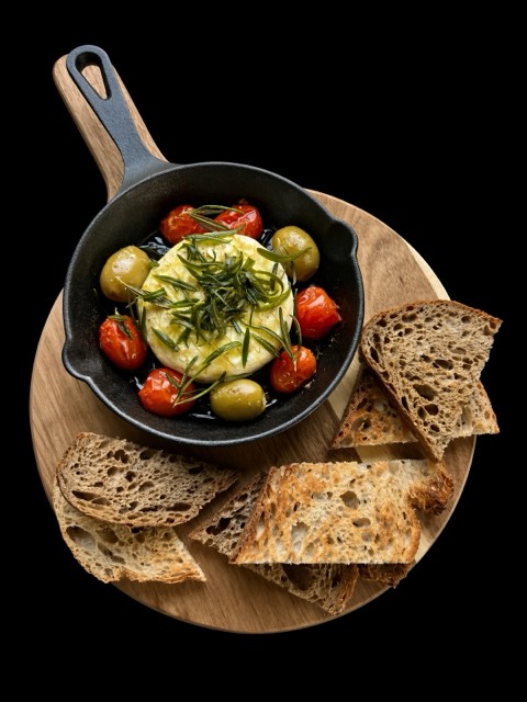 Запеченный камамбер с томатами и оливками